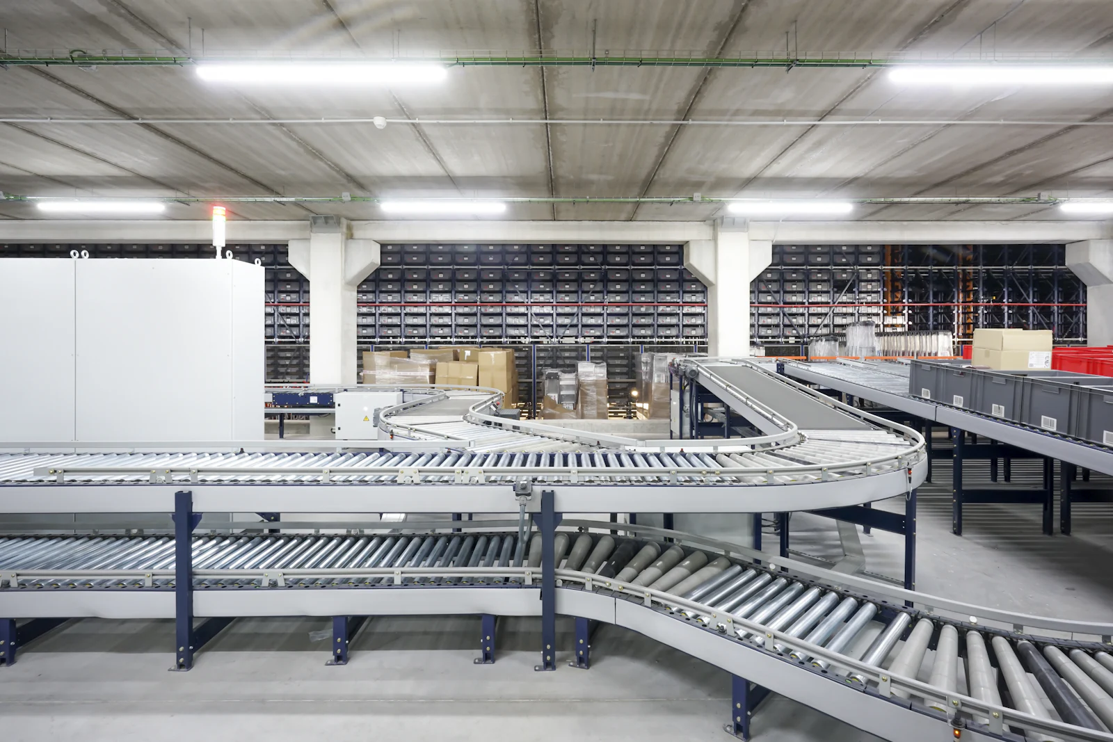 Roller conveyor lines curving through a warehouse